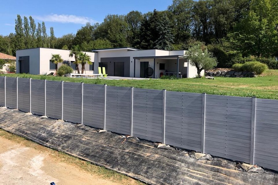 Clôture PVC modèle Hossegor gris anthracite vendue chez Sonnier Bois à Salaise-sur-Sanne (38150)
